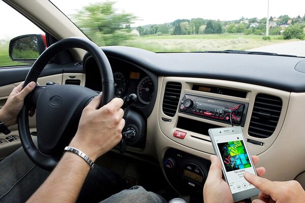 Sony DSX-A410BT - Autoradio multimédia avec technologie Bluetooth Dual (4 x 55 W, Commandes vocales compatible avec Siri Eyes et Android, USB), Noir/Rouge