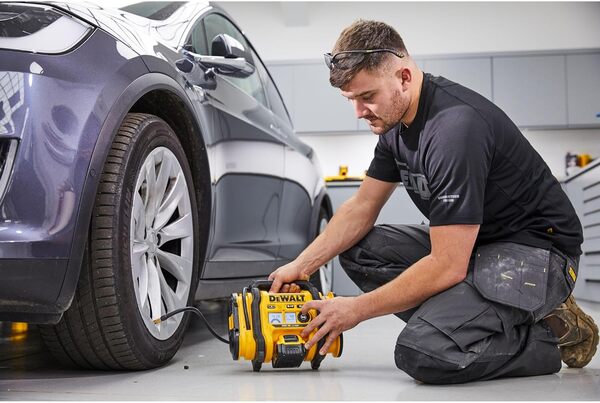 DEWALT - Gonfleur sans fil XR 18V, 11bar de pression, outil seul, DCC018N-XJ