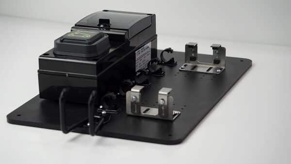 Carré Rouge - Station d’Accueil pour Chargeur Mobile avec Prise Renforcée Green’Up - Support pour Borne de Recharge - Fabrication Française - 45 x 30 x 0,8 cm