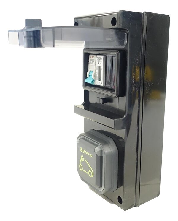Borne pour chargeur mobile équipée d'un prise Legrand Green'Up avec protections et compteur