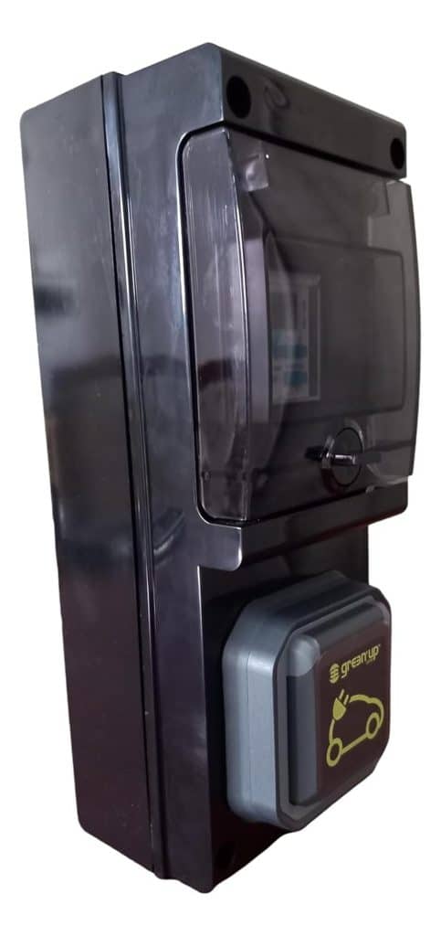 Test : borne de recharge mobile Carré Rouge avec horloge et prise Green'Up Legrand