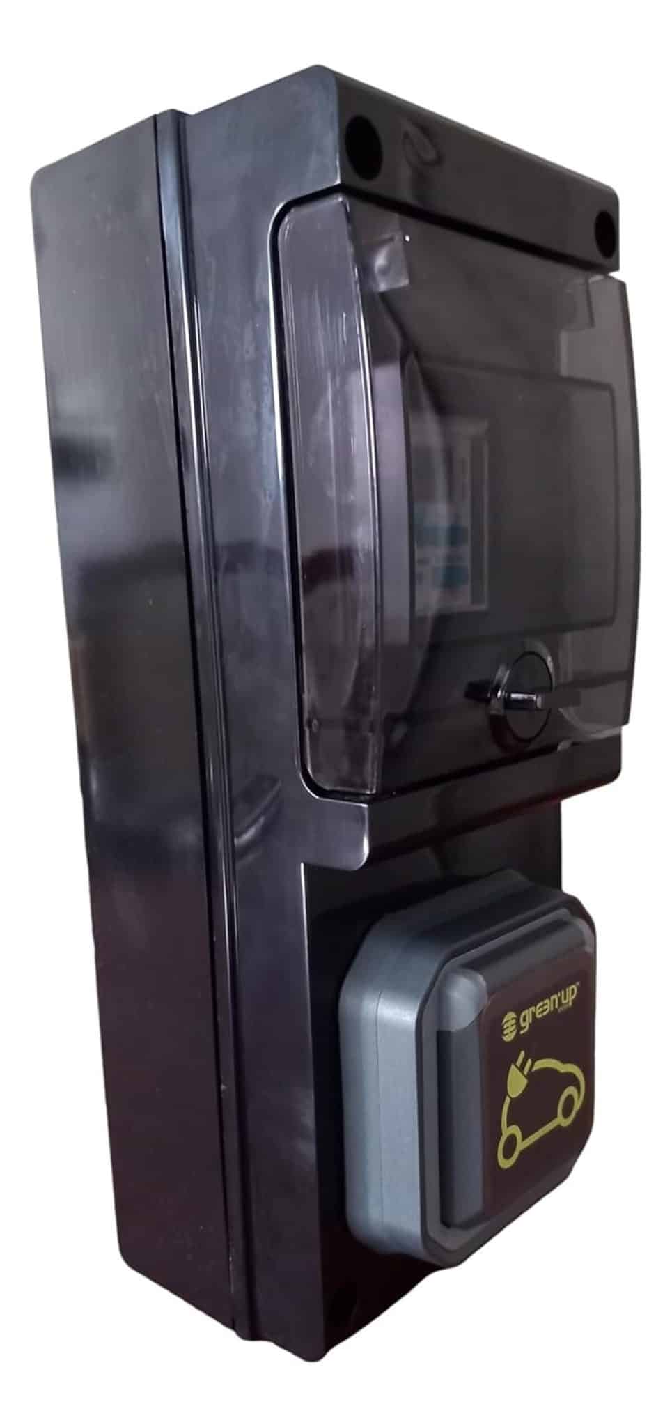 Test : borne de recharge mobile Carré Rouge avec horloge et prise Green'Up Legrand