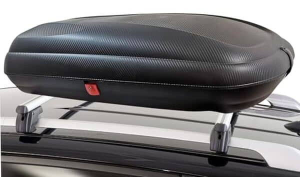 Découvrez comment le coffre de toit VDPBA320 et les barres Sherman transforment votre Škoda Karoq : performance, praticité et style au rendez-vous pour vos aventures en voiture