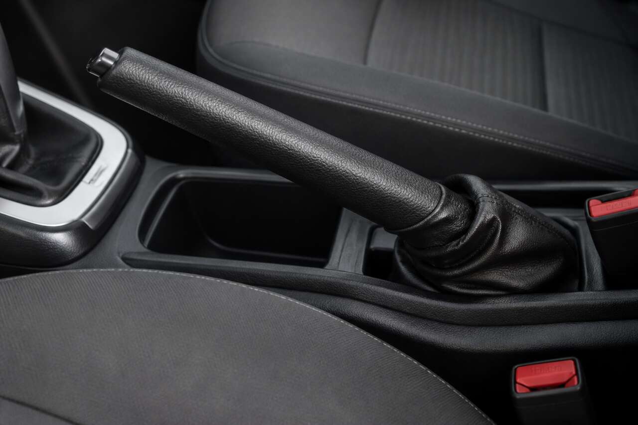 Comment d&eacute;bloquer un frein &agrave; main m&eacute;canique sans aggraver la panne